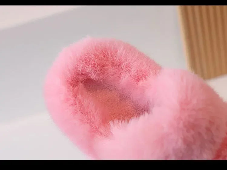 Zapatos cálidos para niños, color liso, versátiles, pantuflas de invierno con pelo para niños y niñas, nuevos zapatos de interior para niños 2025, a la moda, antideslizantes, elegantes.
