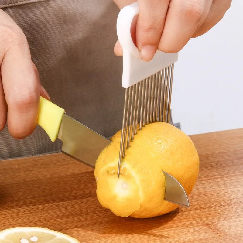 Rebana cebollas sin esfuerzo con este rebanador de cebollas de 1 pieza de colores, soporte de acero inoxidable para patatas fritas y cebollas para cortar asistido.