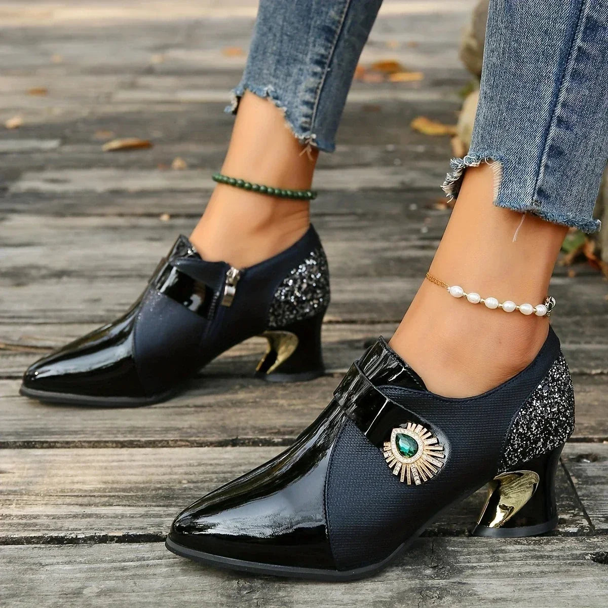 Zapatos de tacón elegantes con flor de perlas