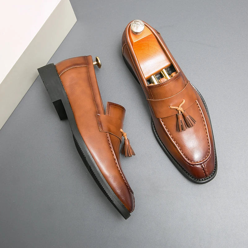 Mocasines de piel para hombre, estilo británico, zapatos de piel sin cordones, ligeros y puntiagudos, casuales, de tendencia juvenil