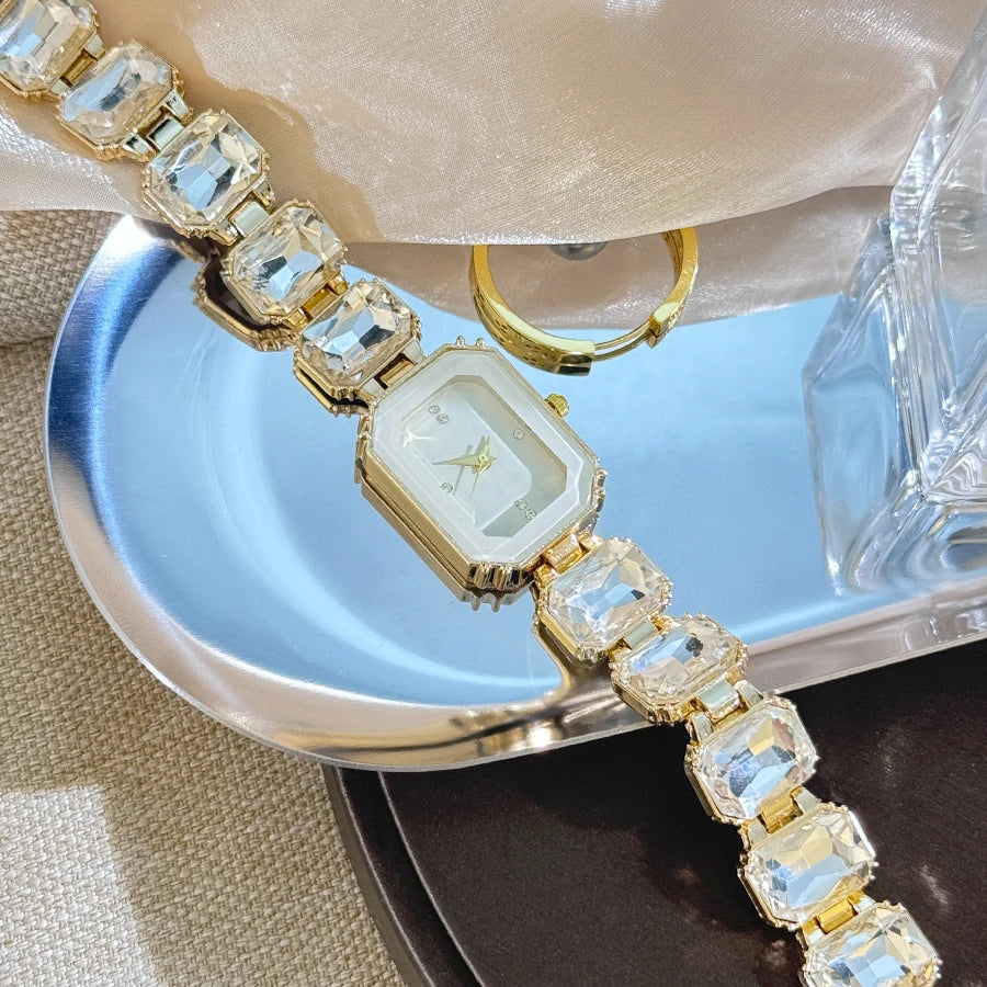 reloj de señora estilo europeo y americano de moda con esfera de diamantes de imitación, caja rectangular de color con cadena de diamantes de imitación, sección grande de mujer