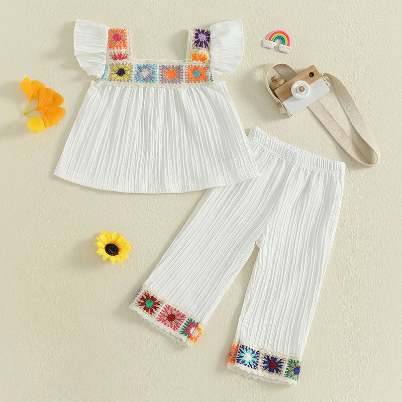 Søtt sett med topp og bukse til babyjente med rysjermer, heklet blomsterdetalj, elastisk linning og sommerstemning – 2 deler