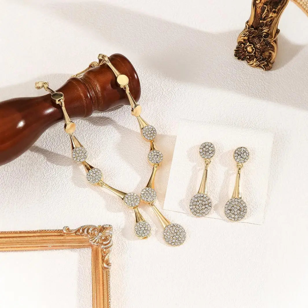 Conjunto de Collar y Pendientes Dorados – Elegante, Refinado y Perfecto para Momentos Especiales