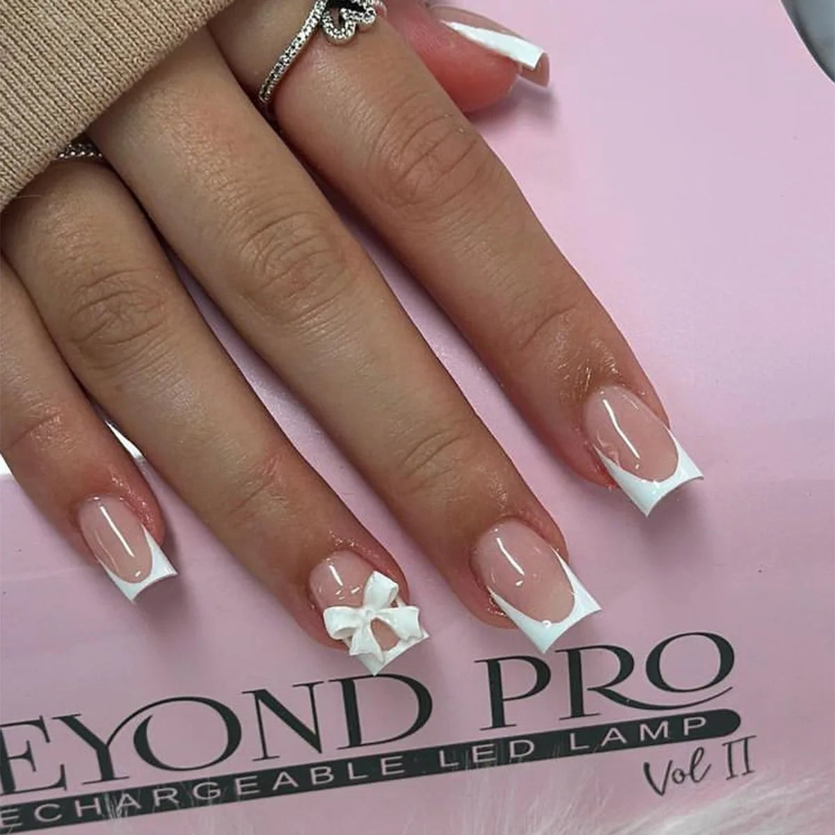 24 Uñas postizas simples con diamantes rotos, cortas, cuadradas, a presión, con diseño de ballet, cobertura completa, color blanco degradado