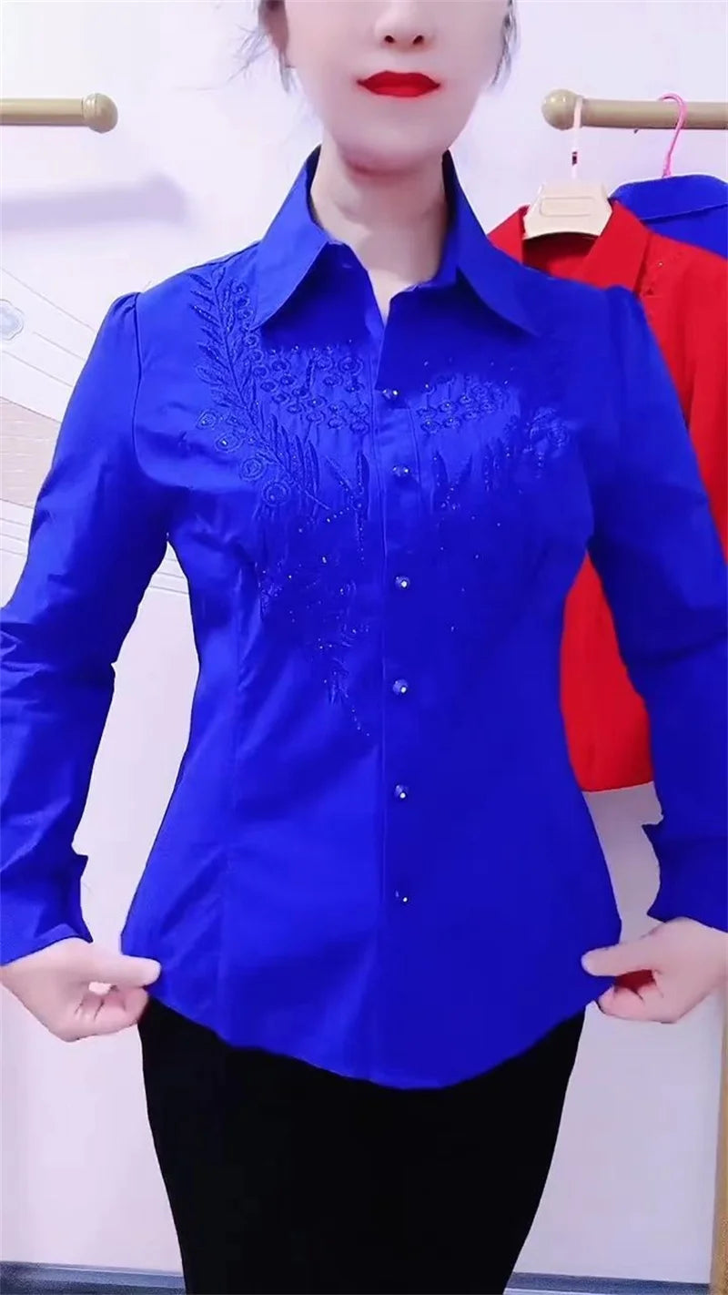 Camisas de moda blancas, rojas y azules para mujer. Blusa camisera de nuevo diseño elegante bordada con pedrería para primavera, otoño y verano.