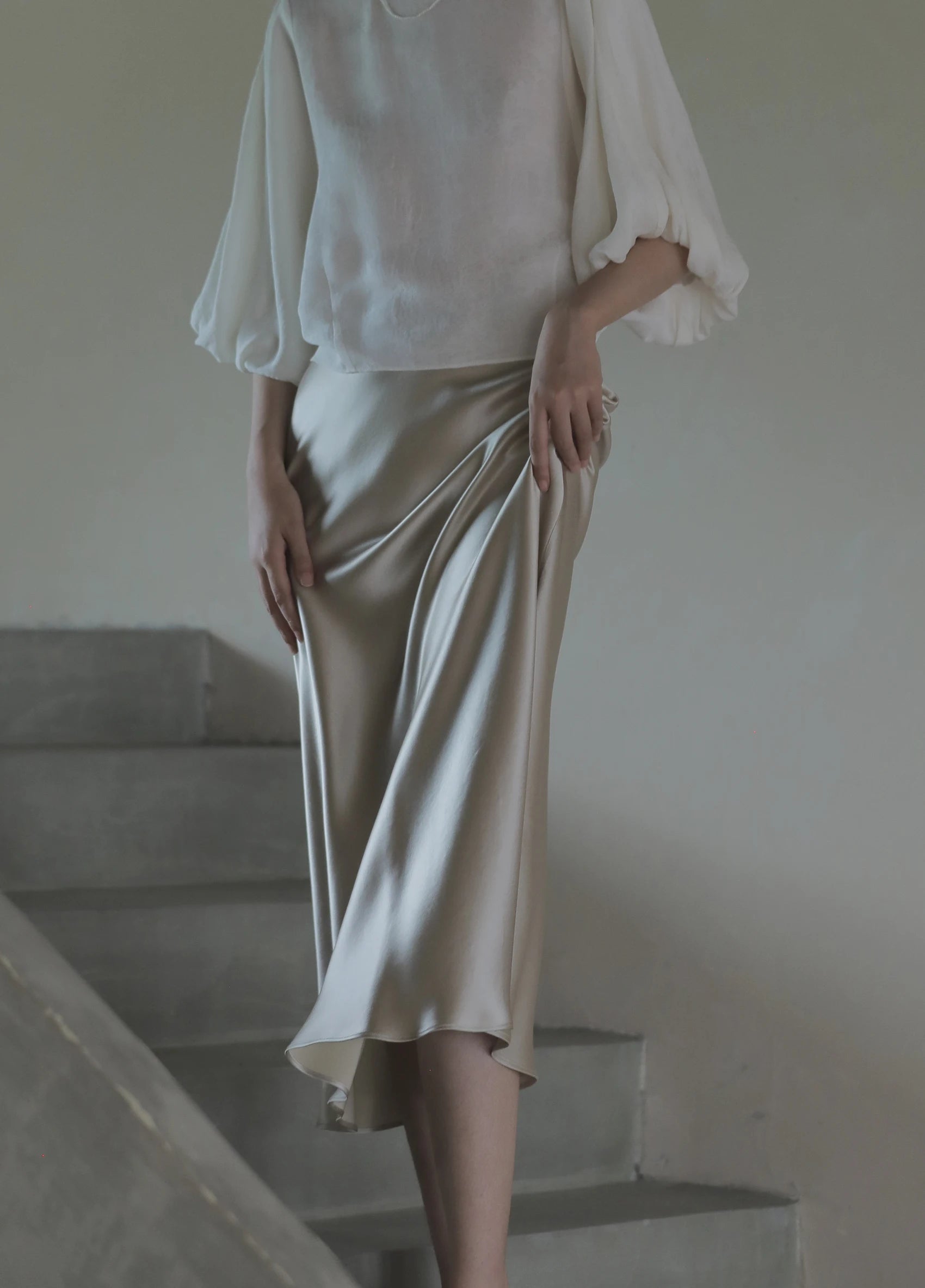 Faldas de satén de seda para mujer estilo coreano color champán para oficina, cintura alta, falda acampanada, moda elegante, falda lápiz larga sólida 2025