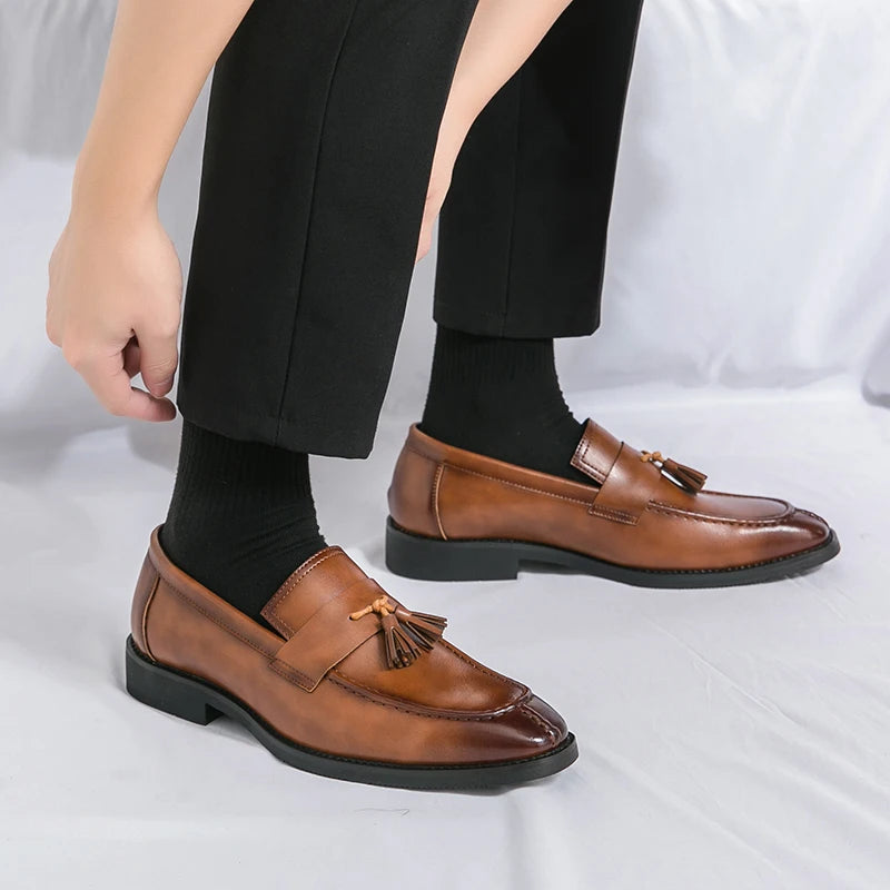 Mocasines de piel para hombre, estilo británico, zapatos de piel sin cordones, ligeros y puntiagudos, casuales, de tendencia juvenil
