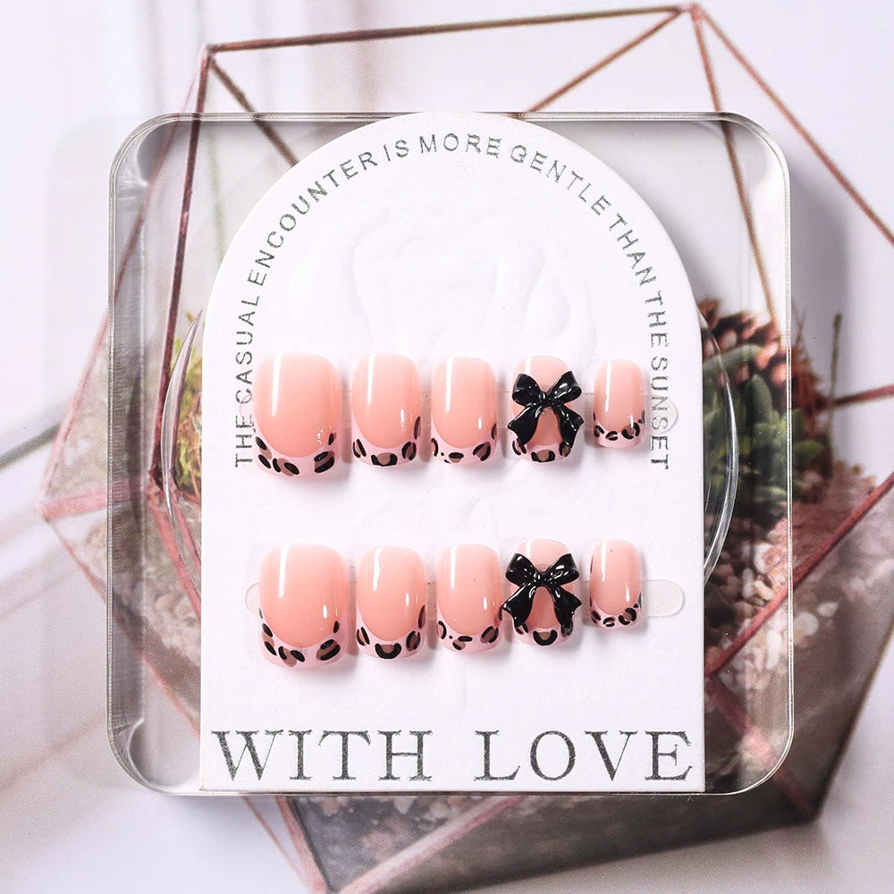 Uñas postizas de leopardo rosa de 24 piezas con punta francesa, cabeza cuadrada corta, lazo negro 3D, uñas postizas acrílicas de cobertura completa a presión