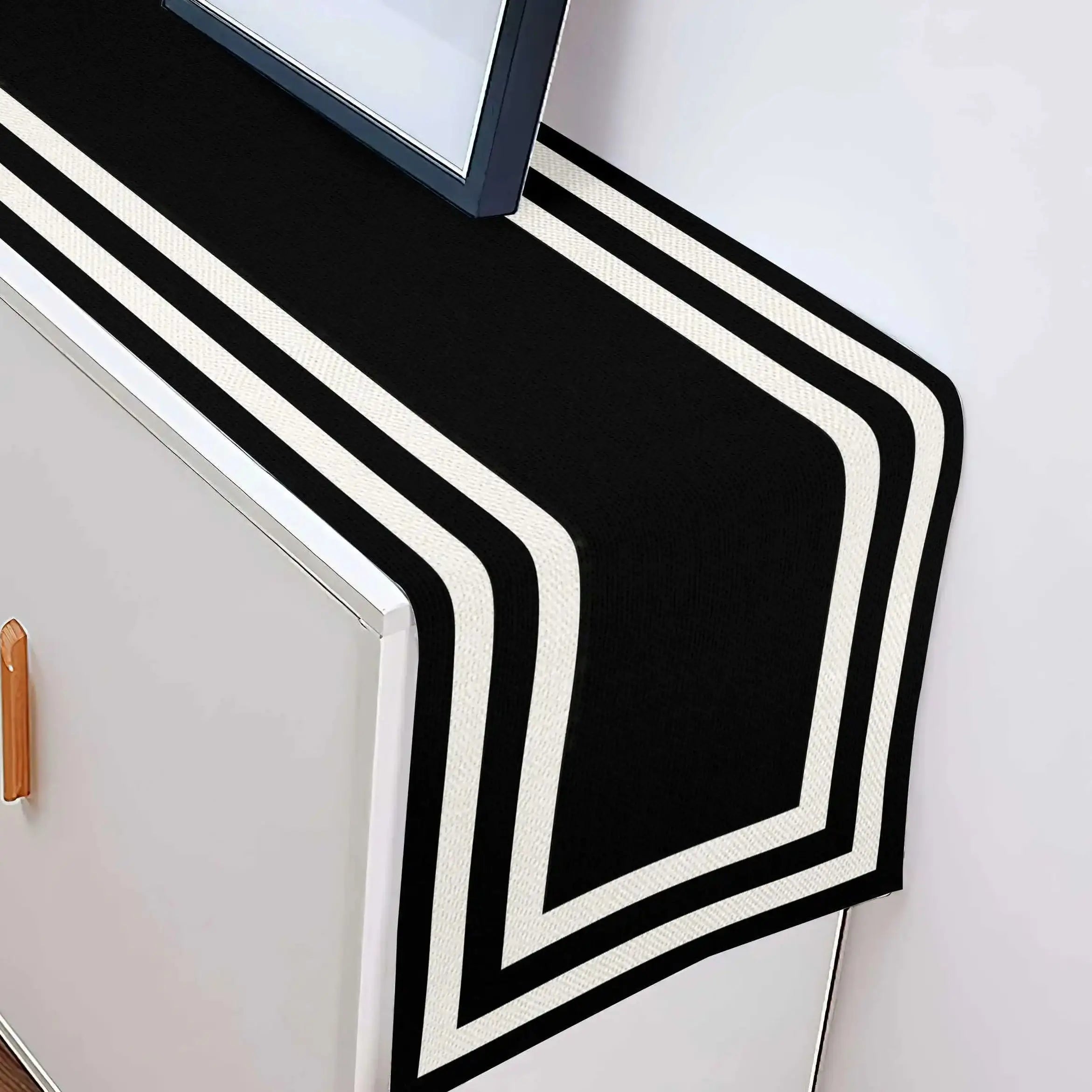 Chemin de table élégant à bordure noire et blanche, design géométrique moderne à rayures verticales, idéal pour la cuisine et la salle à manger.