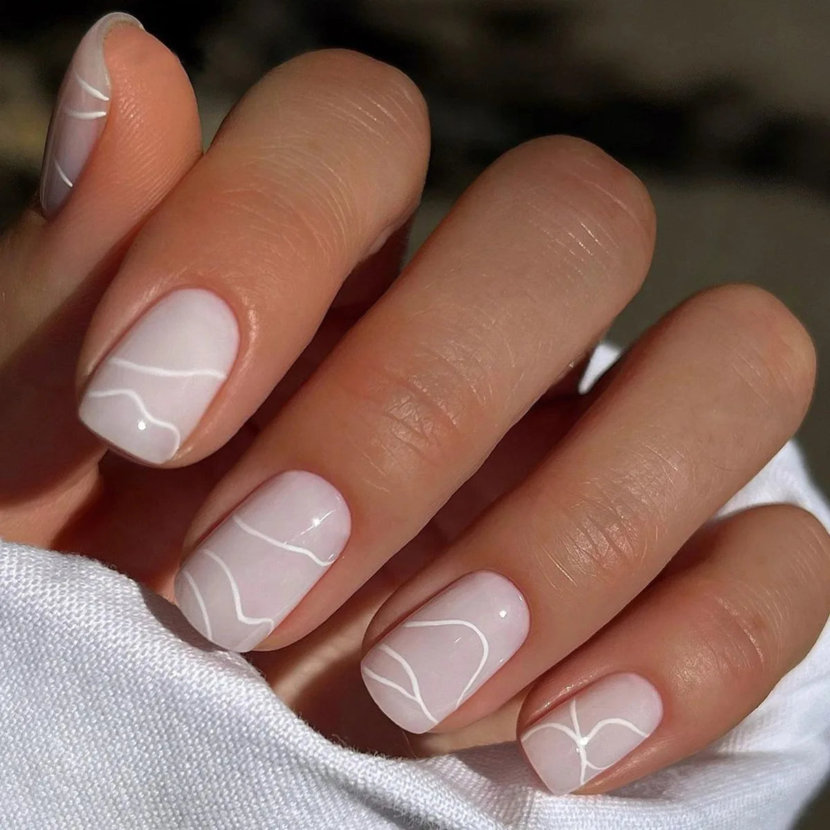 24 Uñas postizas simples con diamantes rotos, cortas, cuadradas, a presión, con diseño de ballet, cobertura completa, color blanco degradado