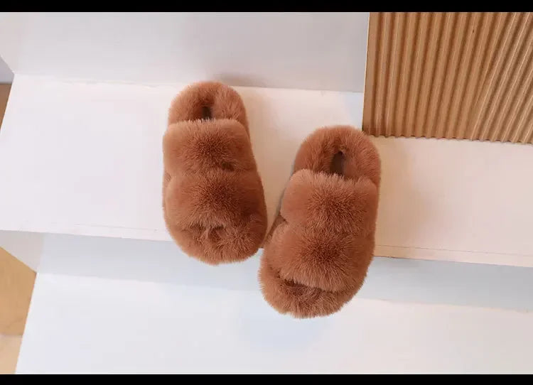 Zapatos cálidos para niños, color liso, versátiles, pantuflas de invierno con pelo para niños y niñas, nuevos zapatos de interior para niños 2025, a la moda, antideslizantes, elegantes.