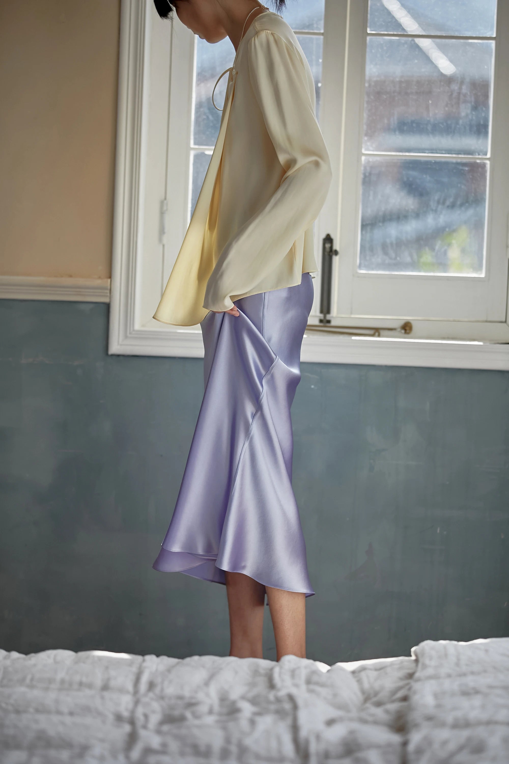 Faldas de satén de seda para mujer estilo coreano color champán para oficina, cintura alta, falda acampanada, moda elegante, falda lápiz larga sólida 2025