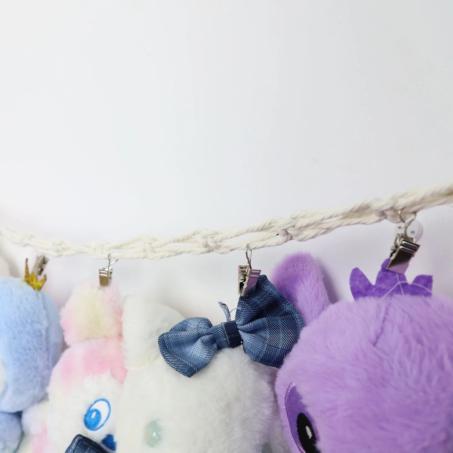 Expositor de juguetes de peluche con 20 clips, cadena de almacenamiento de macramé bohemio para colgar en la pared para decoración de dormitorio, guardería, sala de juegos