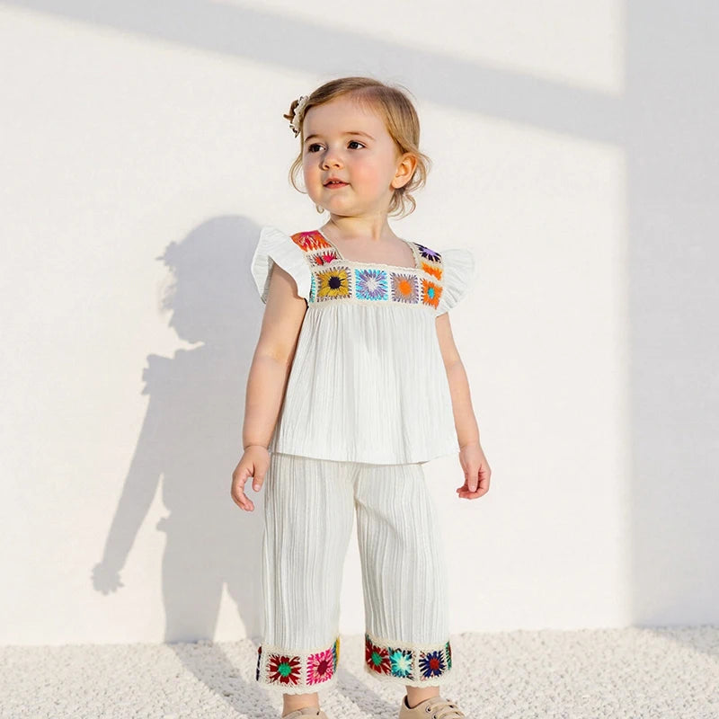 Søtt sett med topp og bukse til babyjente med rysjermer, heklet blomsterdetalj, elastisk linning og sommerstemning – 2 deler