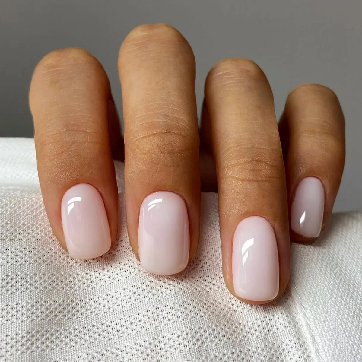 24 Uñas postizas simples con diamantes rotos, cortas, cuadradas, a presión, con diseño de ballet, cobertura completa, color blanco degradado