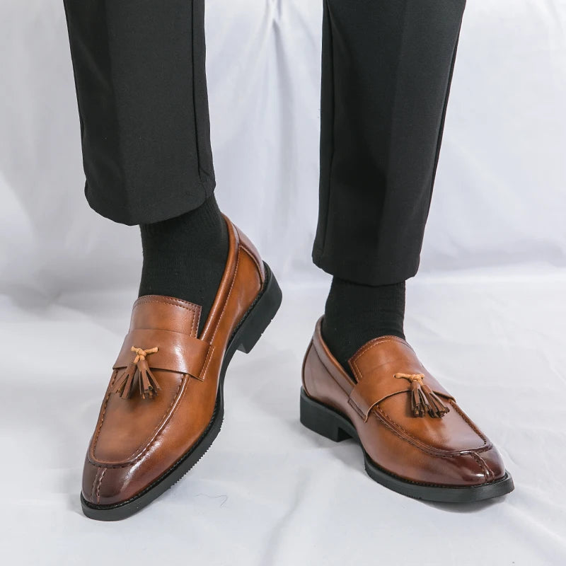 Mocasines de piel para hombre, estilo británico, zapatos de piel sin cordones, ligeros y puntiagudos, casuales, de tendencia juvenil