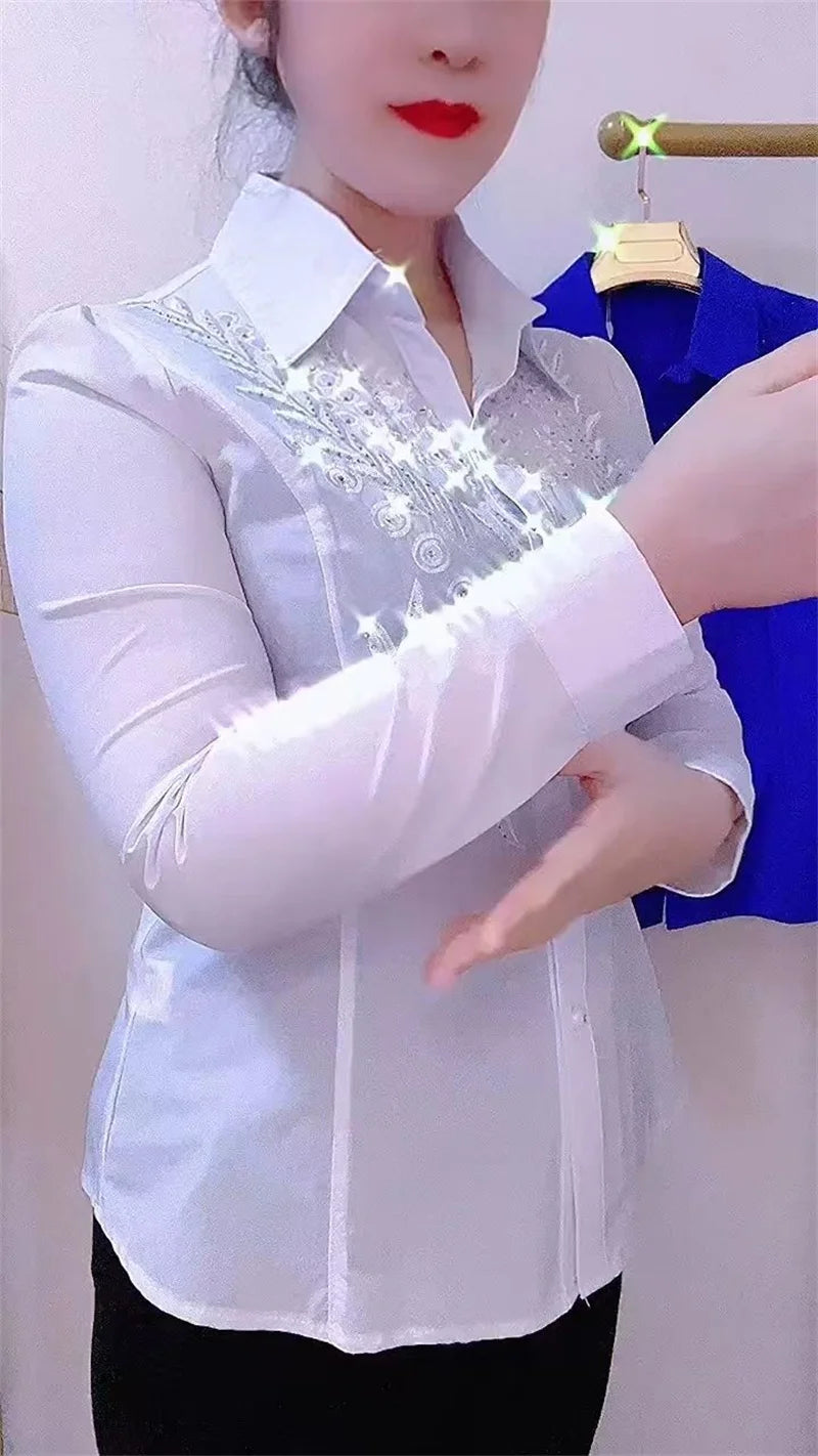 Camisas de moda blancas, rojas y azules para mujer. Blusa camisera de nuevo diseño elegante bordada con pedrería para primavera, otoño y verano.