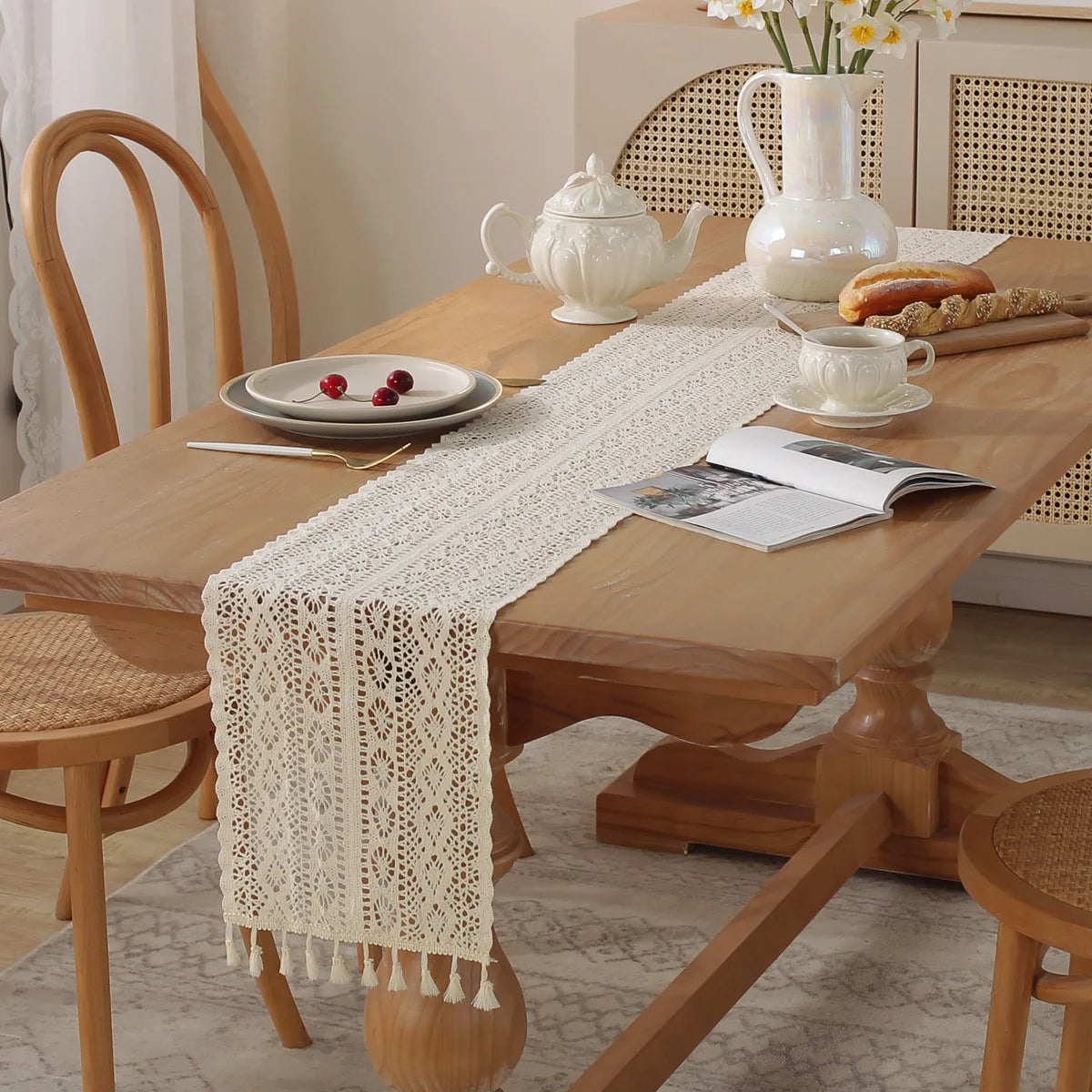 Camino de mesa beige, navideño, de encaje de ganchillo, tela de mezcla de algodón con borlas para la decoración de la mesa de centro y bodas.
