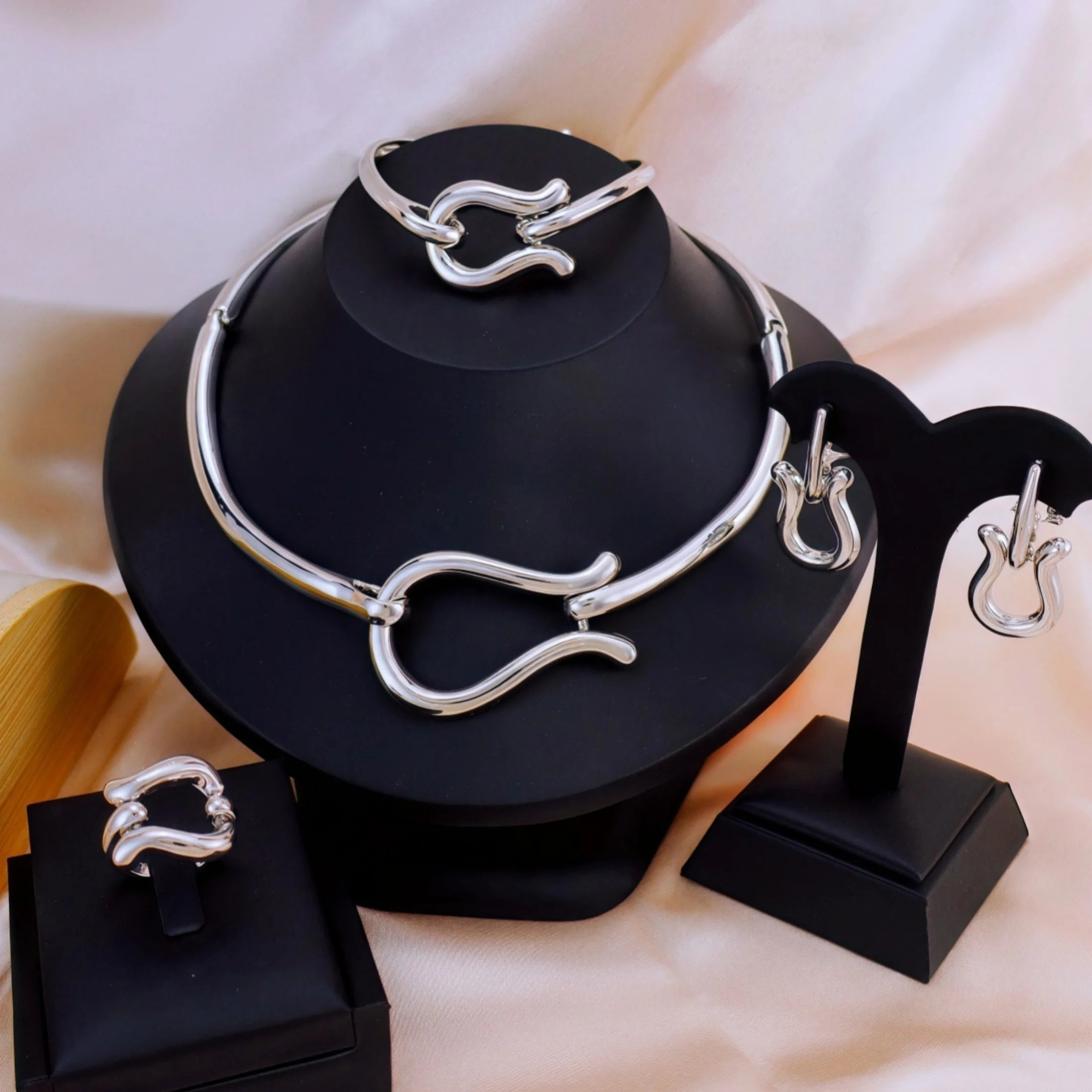 Conjuntos de joyería de moda para mujer, collar, gargantilla, pendientes, pulseras y anillo chapados en oro, conjunto para bodas y fiestas
