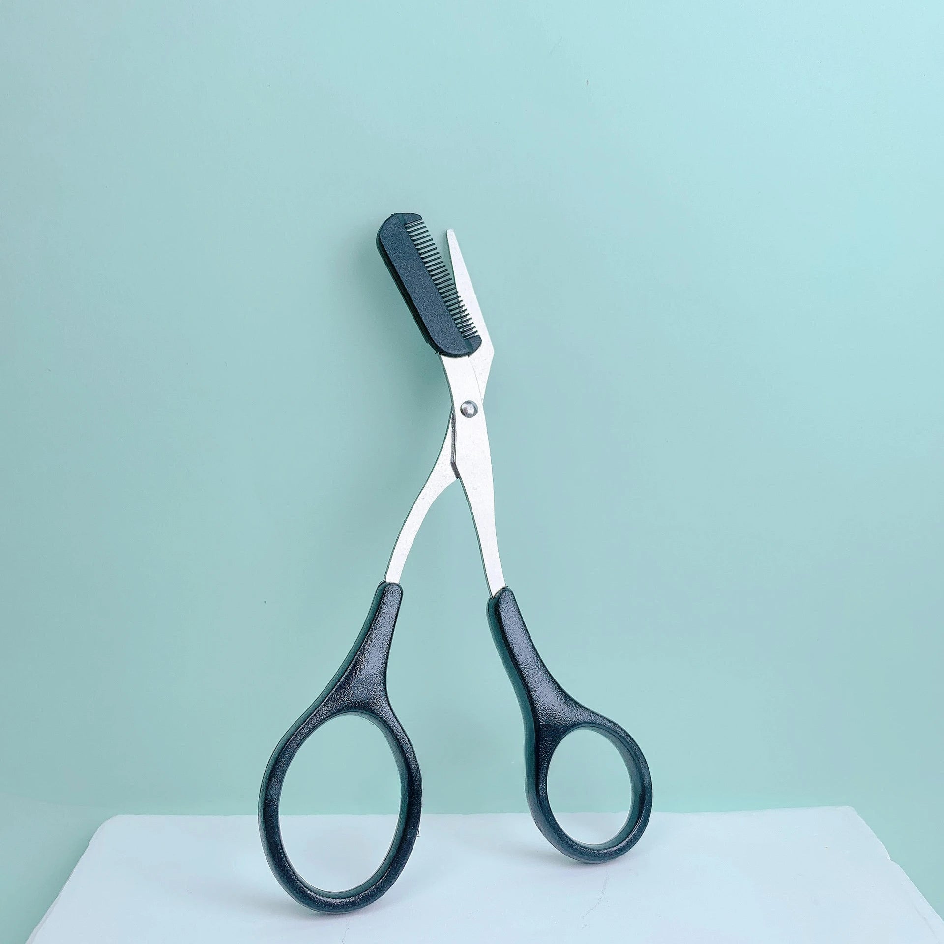 Ciseaux à sourcils roses avec peigne intégré - acier inoxydable, outil de toilettage précis, créant des sourcils parfaits