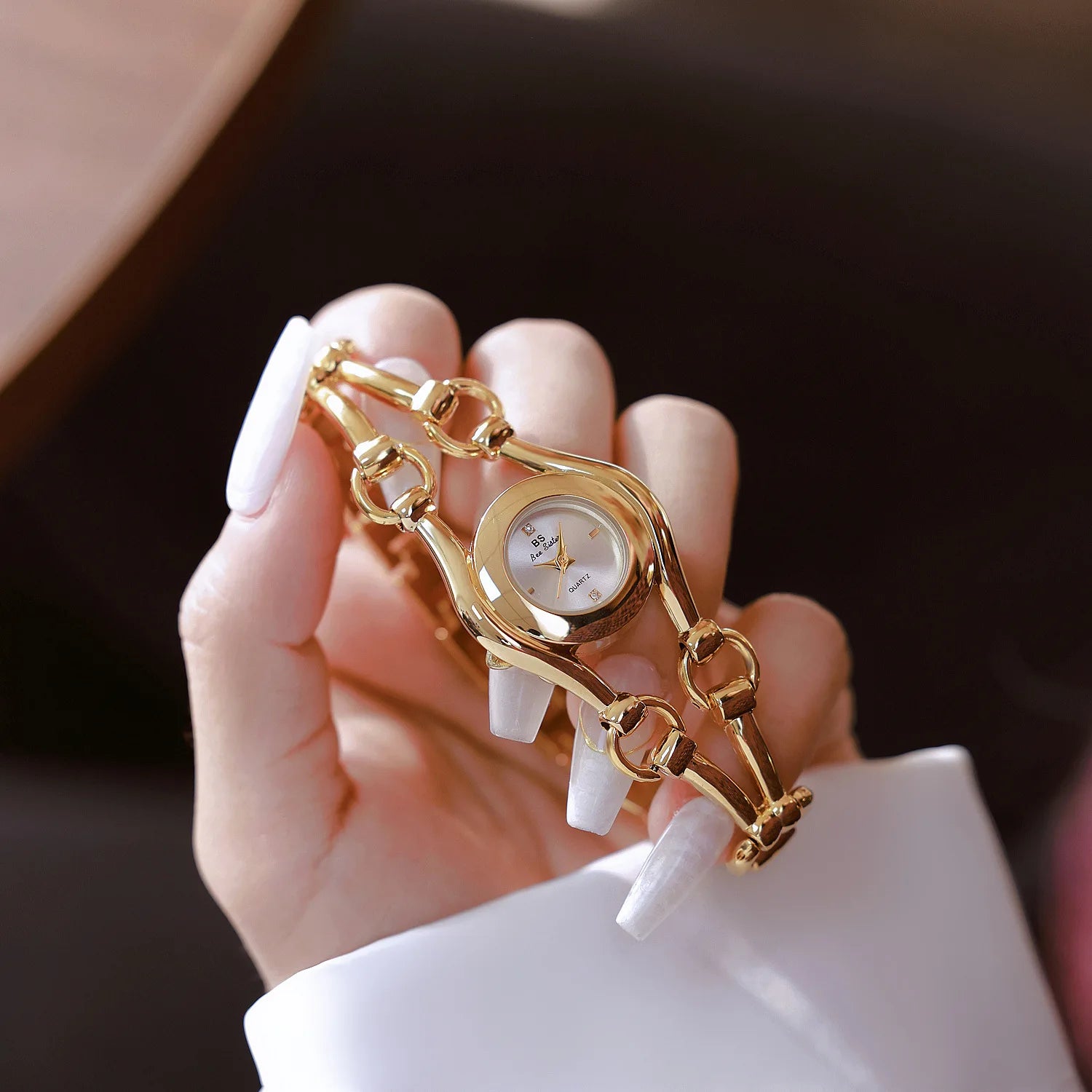 Relojes de lujo de moda para mujer Nuevos relojes de pulsera vintage dorados de lujo para mujer Reloj de cuarzo de vestir para mujer Relogio Feminino