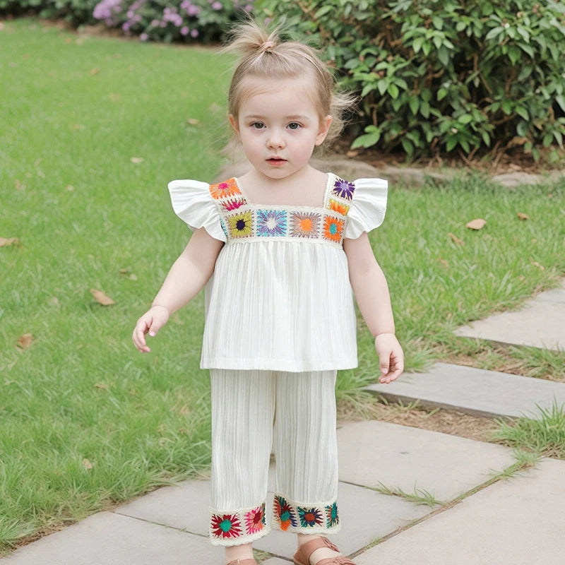 Søtt sett med topp og bukse til babyjente med rysjermer, heklet blomsterdetalj, elastisk linning og sommerstemning – 2 deler
