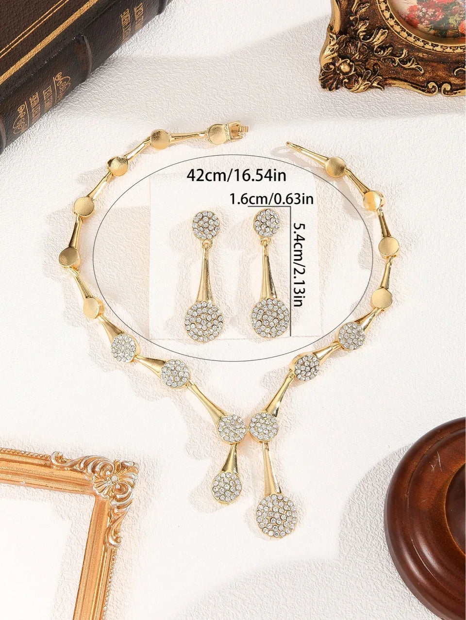 Conjunto de Collar y Pendientes Dorados – Elegante, Refinado y Perfecto para Momentos Especiales