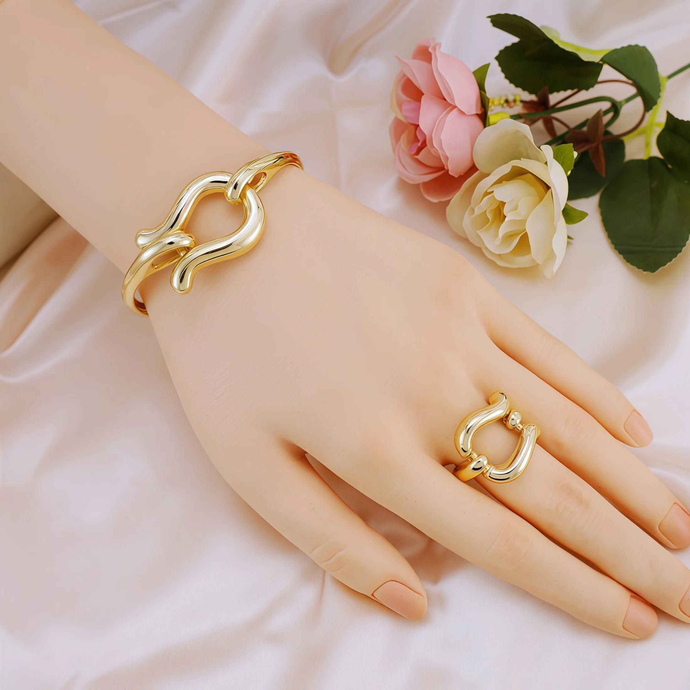 Conjuntos de joyería de moda para mujer, collar, gargantilla, pendientes, pulseras y anillo chapados en oro, conjunto para bodas y fiestas