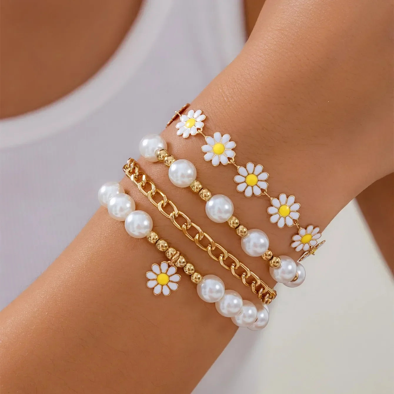 Set de 5 Pulseras con Dijes de Margarita, Perlas y Corazón para Mujer, Personalidad, Moderno, Multicapa, Color Dorado, Zirconia, Conjunto de Joyas de Regalo