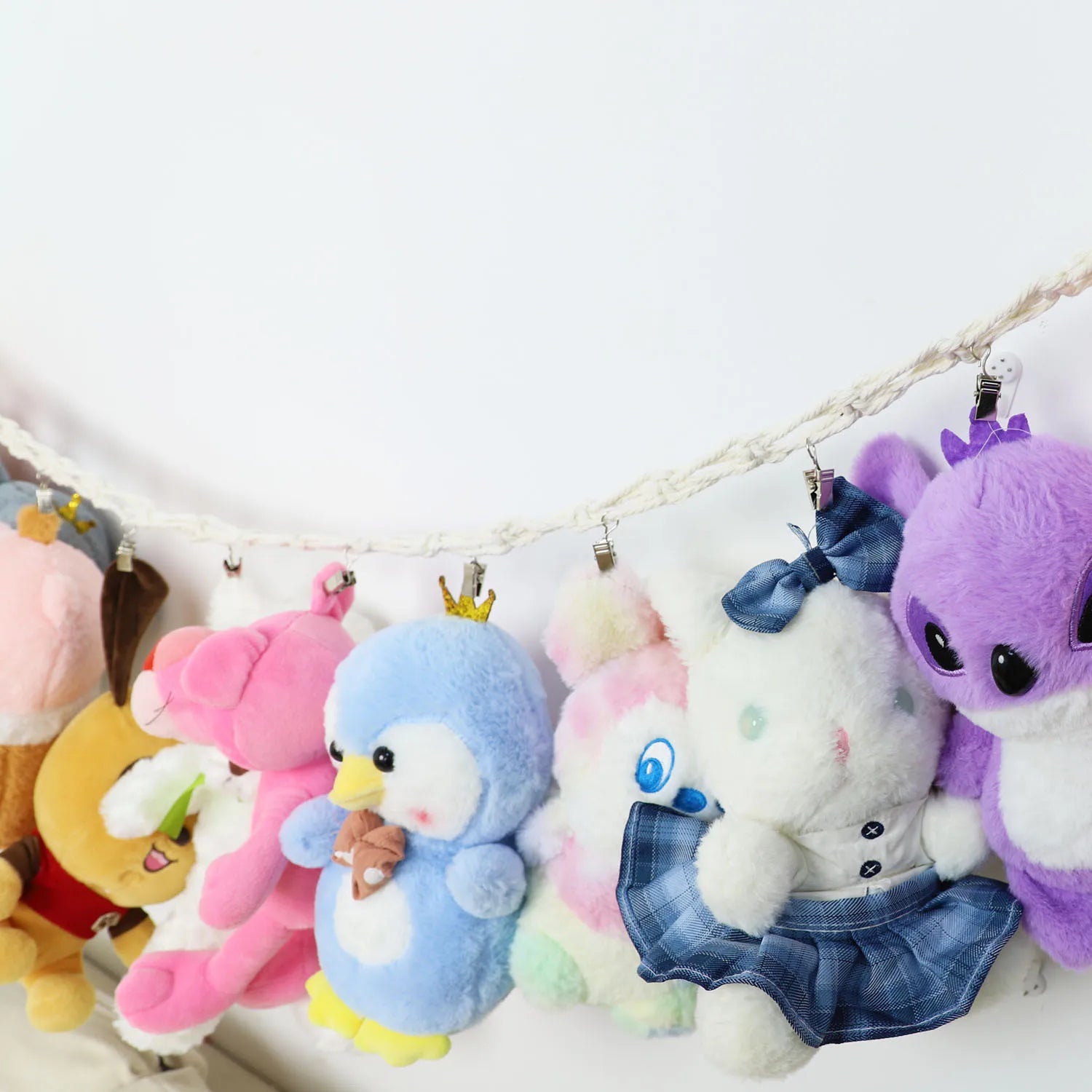 Expositor de juguetes de peluche con 20 clips, cadena de almacenamiento de macramé bohemio para colgar en la pared para decoración de dormitorio, guardería, sala de juegos
