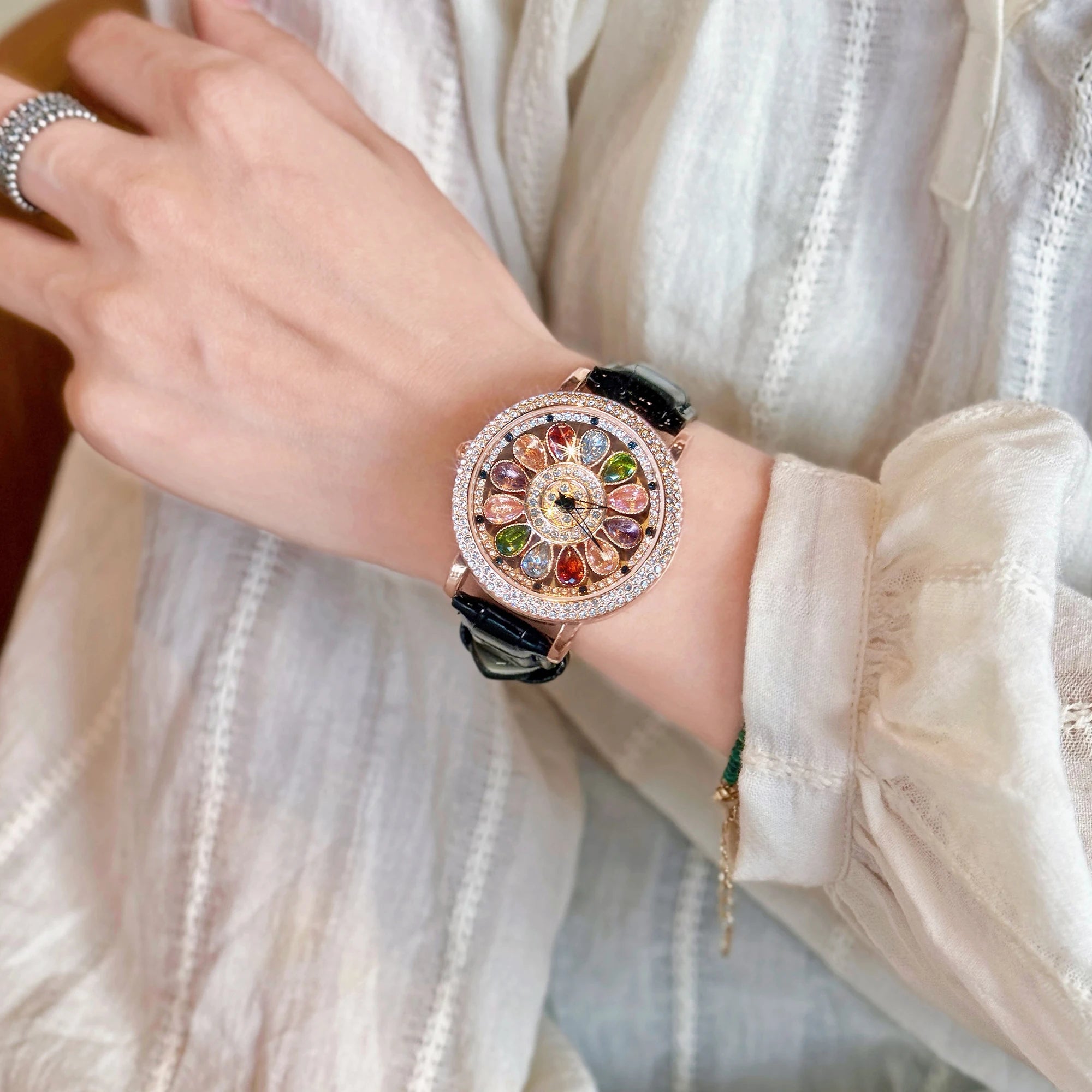 1 reloj de cuarzo deslumbrante y de moda para mujer con incrustaciones de diamantes de imitación coloridos, con una atractiva esfera giratoria, duradero