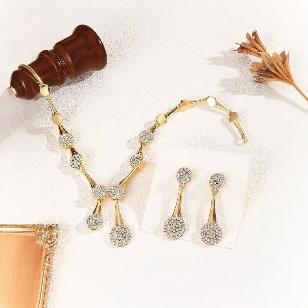 Conjunto de Collar y Pendientes Dorados – Elegante, Refinado y Perfecto para Momentos Especiales