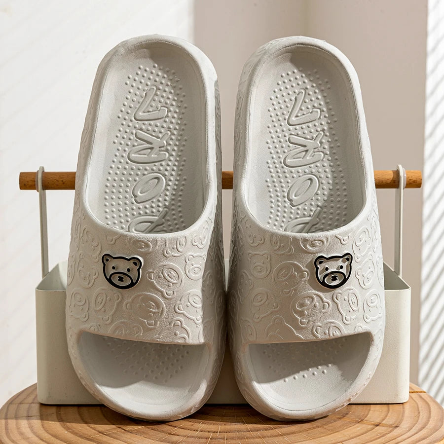Zapatillas con estampado de oso lindo para mujer, sandalias de verano suaves de dibujos animados para interior, baño, antideslizantes, para exterior, cómodas, para hombre, calzado de ocio para pareja.