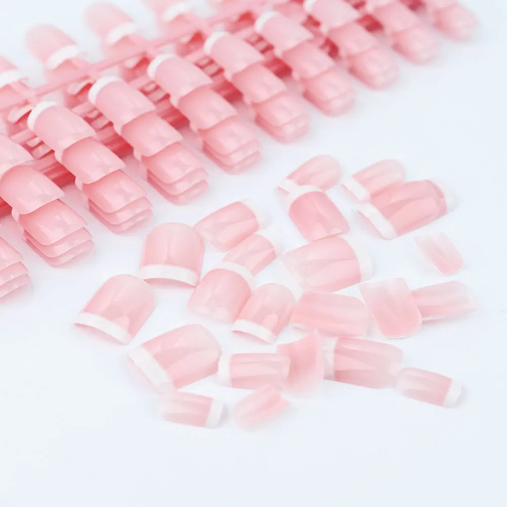 24 stk. franske firkantede runde falske negler, naturlig nude/rosa presse-on negletupper med hvite kanter, slitesterke heldekkende negler