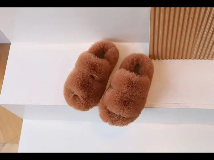 Zapatos cálidos para niños, color liso, versátiles, pantuflas de invierno con pelo para niños y niñas, nuevos zapatos de interior para niños 2025, a la moda, antideslizantes, elegantes.