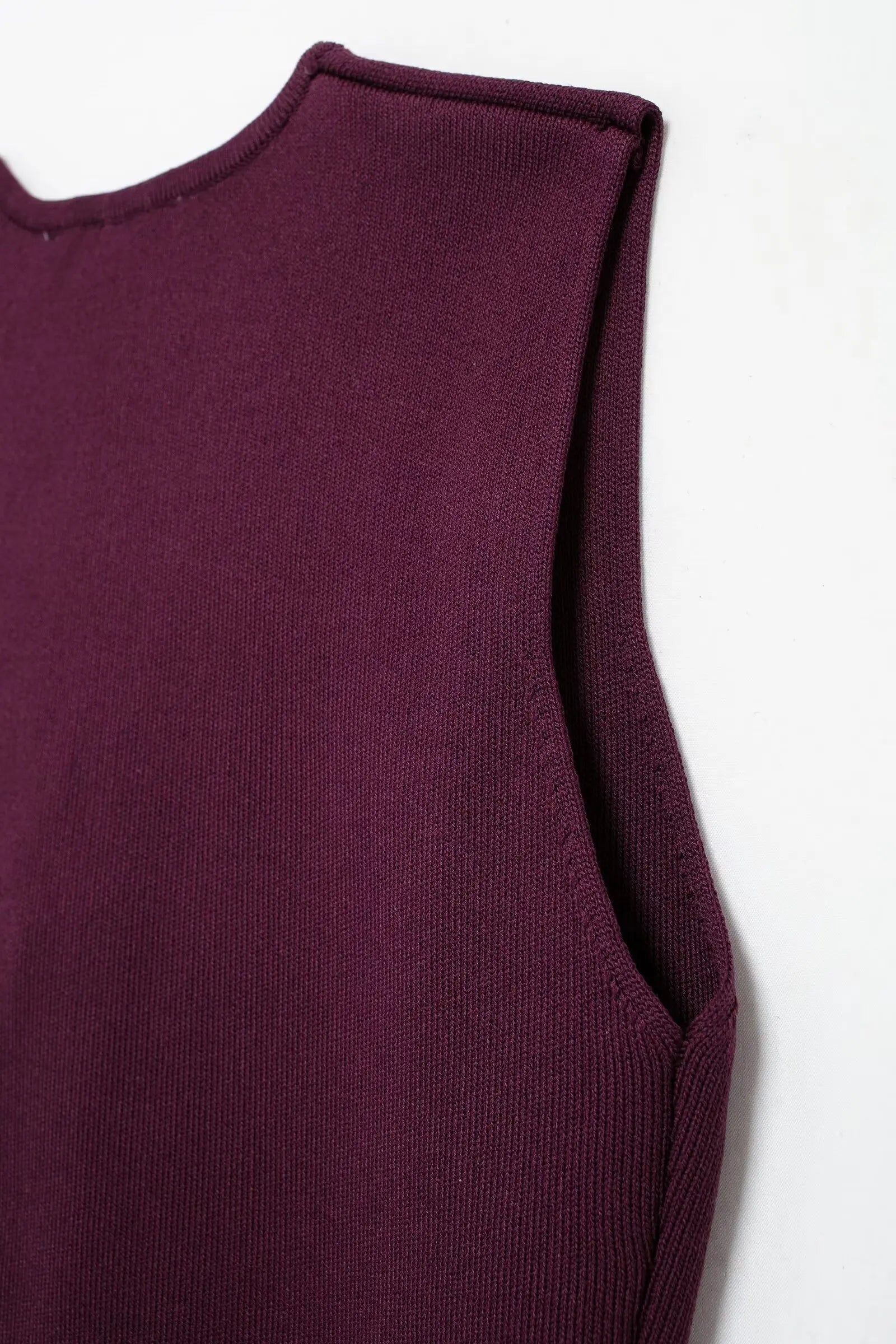 TRAFZA Conjunto de Falda de Mujer de Punto Rojo Vino con Chaleco sin Mangas con Cuello en V Ajustado + Falda Larga Sólida de Cintura Alta con Cremallera y Retazos Estilo Urbano