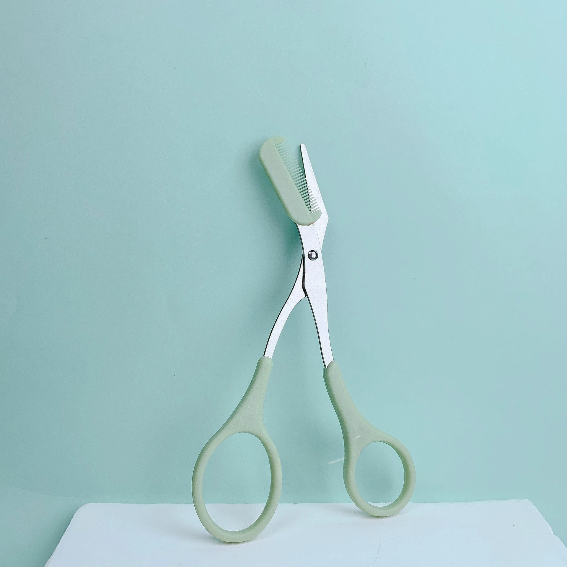 Ciseaux à sourcils roses avec peigne intégré - acier inoxydable, outil de toilettage précis, créant des sourcils parfaits