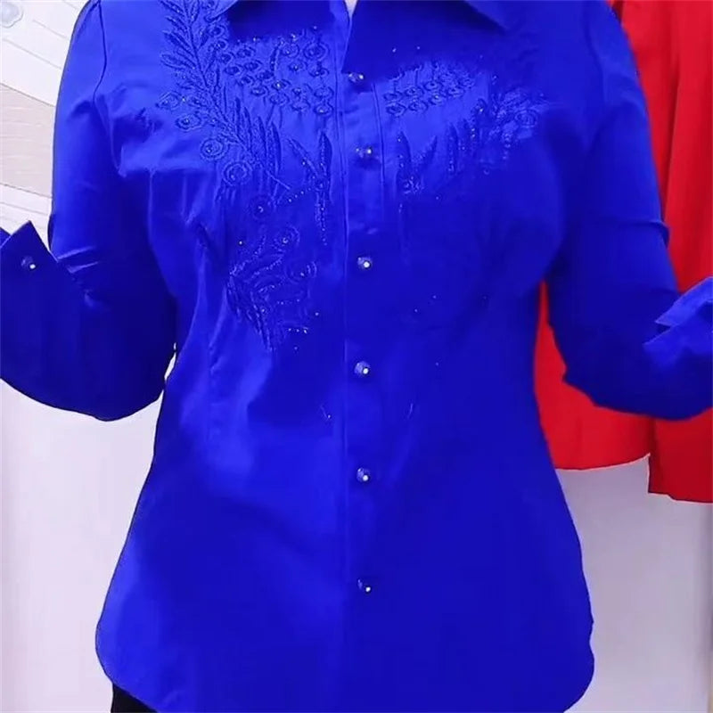 Camisas de moda blancas, rojas y azules para mujer. Blusa camisera de nuevo diseño elegante bordada con pedrería para primavera, otoño y verano.