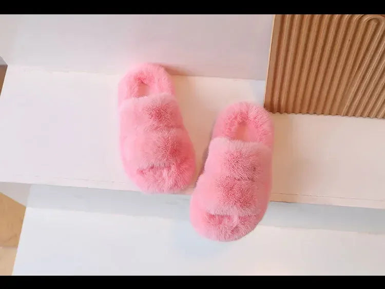 Zapatos cálidos para niños, color liso, versátiles, pantuflas de invierno con pelo para niños y niñas, nuevos zapatos de interior para niños 2025, a la moda, antideslizantes, elegantes.