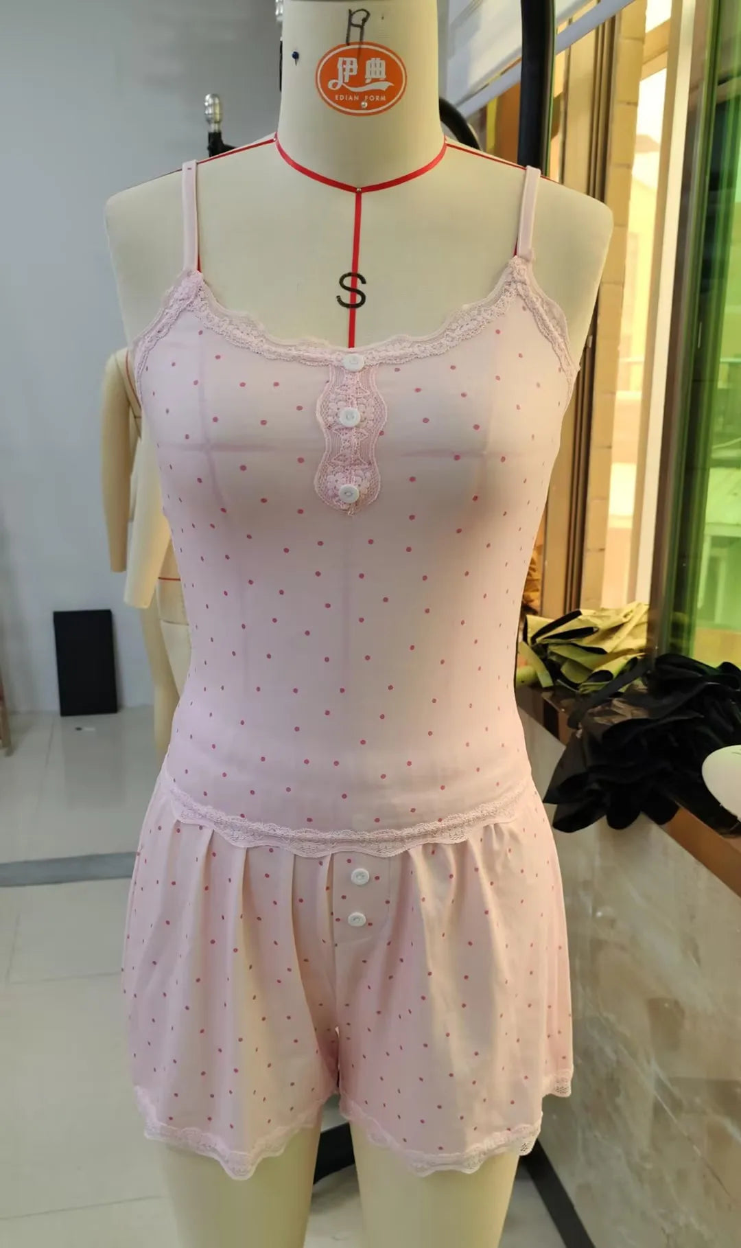 Conjunto de pijama de 2 piezas para mujer Y2K, lindo traje de descanso con ribete de encaje, top de tirantes sin mangas con estampado de puntos y shorts, atuendos de ropa de dormir