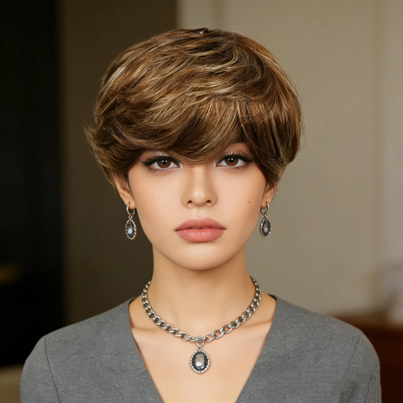 P4/27 Peluca de cabello humano con corte pixie, mechas marrones, para mujeres, corto, liso con flequillo, densidad 180%, aspecto natural, versátil y con estilo