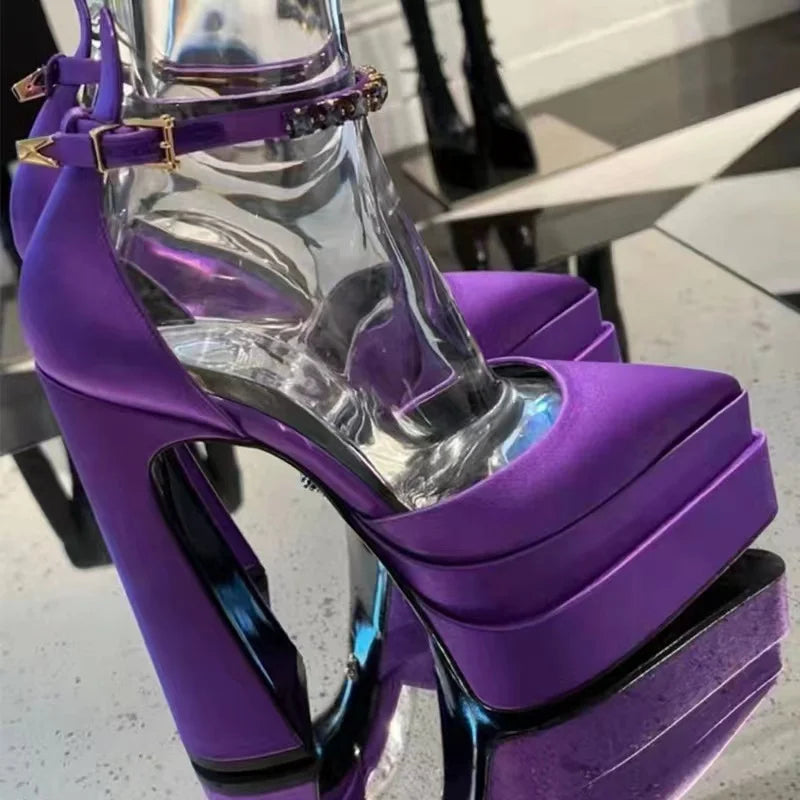 Luksuriøse kvinners høyhælte sko plattformsandaler spiss tå kvinnelige silke pumps sexy rhinestone spenne tykk hæl brudesko 2024