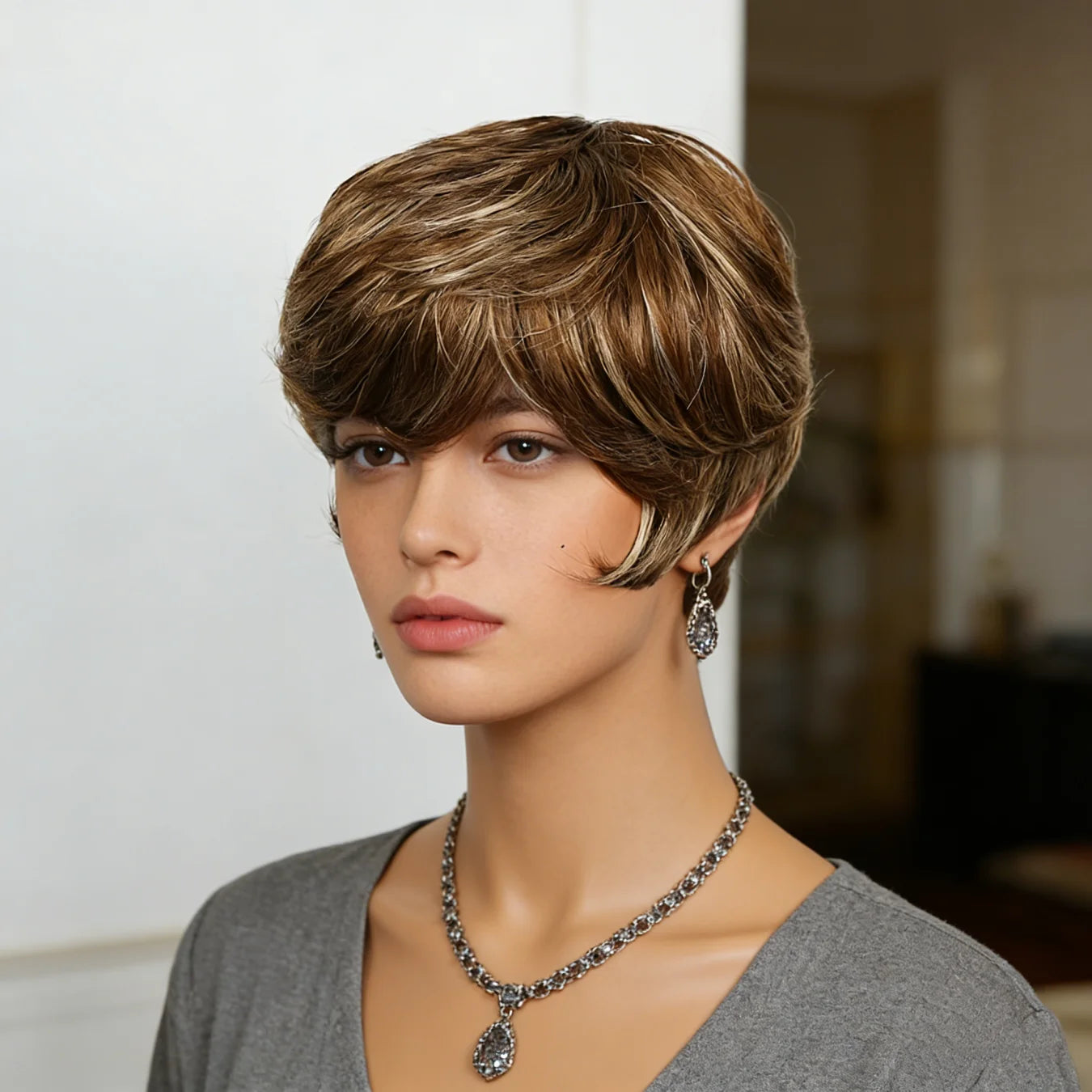 P4/27 Peluca de cabello humano con corte pixie, mechas marrones, para mujeres, corto, liso con flequillo, densidad 180%, aspecto natural, versátil y con estilo