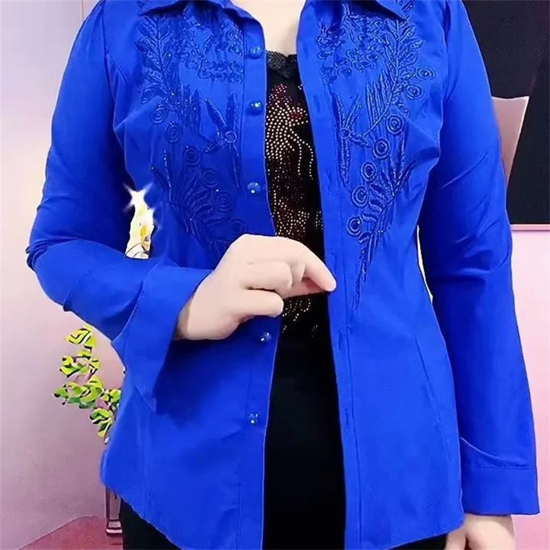 Camisas de moda blancas, rojas y azules para mujer. Blusa camisera de nuevo diseño elegante bordada con pedrería para primavera, otoño y verano.