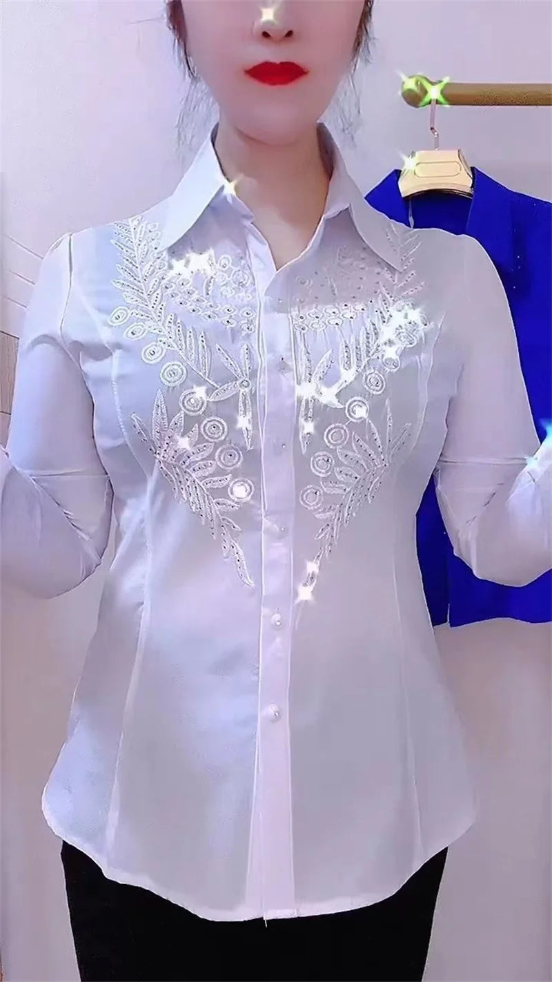 Camisas de moda blancas, rojas y azules para mujer. Blusa camisera de nuevo diseño elegante bordada con pedrería para primavera, otoño y verano.