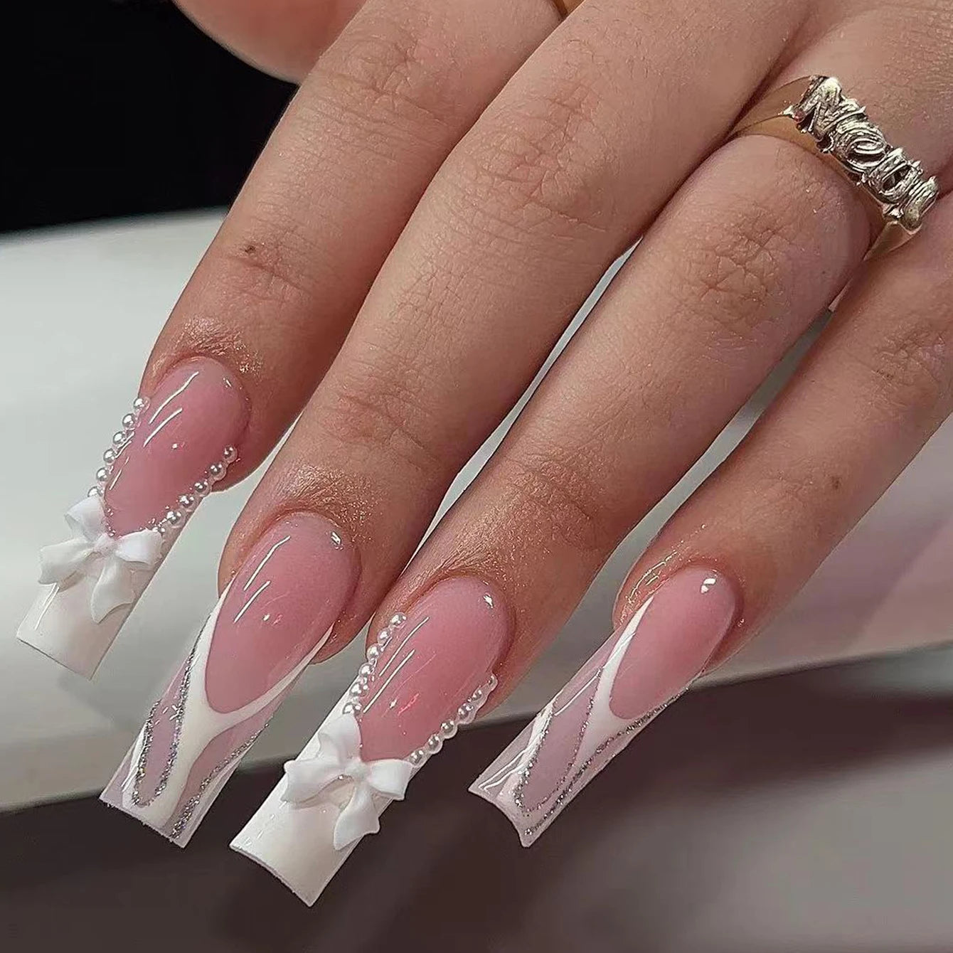 24 uñas postizas tubulares, decoración de lazo tridimensional rosa, patrón de corazones, adorno de diamantes de imitación, ideal para la moda