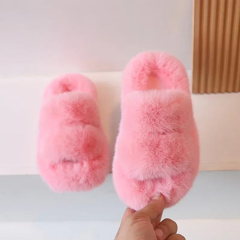 Zapatos cálidos para niños, color liso, versátiles, pantuflas de invierno con pelo para niños y niñas, nuevos zapatos de interior para niños 2025, a la moda, antideslizantes, elegantes.