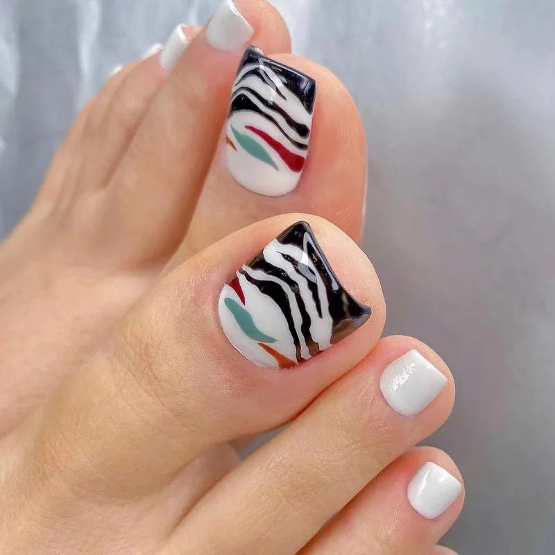 Flores Blancas Uñas Postizas Artificiales Francesas Nude Rosa Uñas Falsas para Pies con Pegamento Uñas Postizas Cortas Planas para Pies al por Mayor