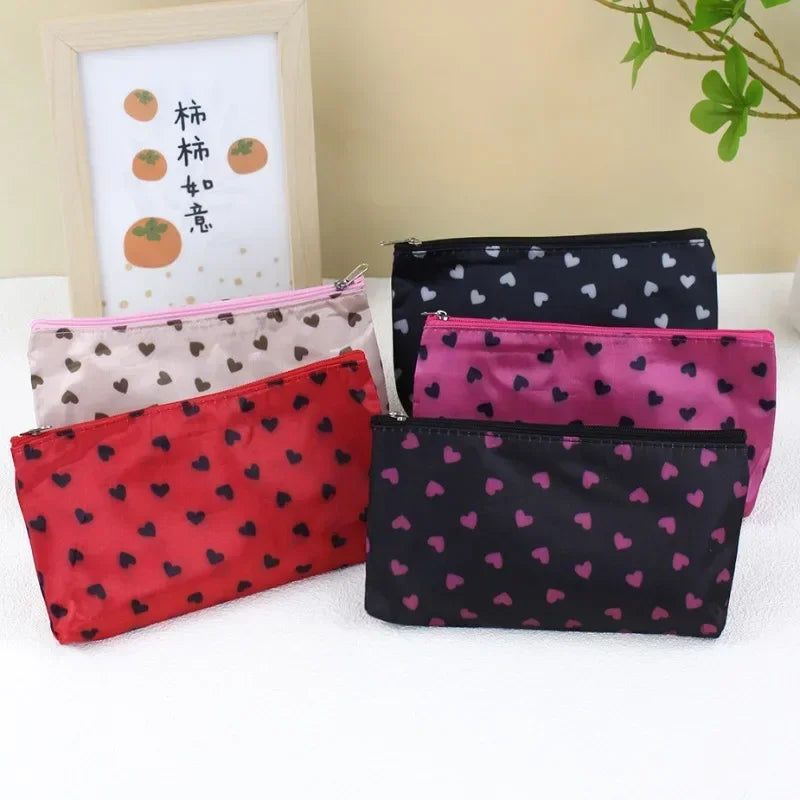 Bolsa de cosméticos con estampado de corazón para viaje, neceser de aseo para mujer, bolsas de maquillaje sencillas y modernas para mujer