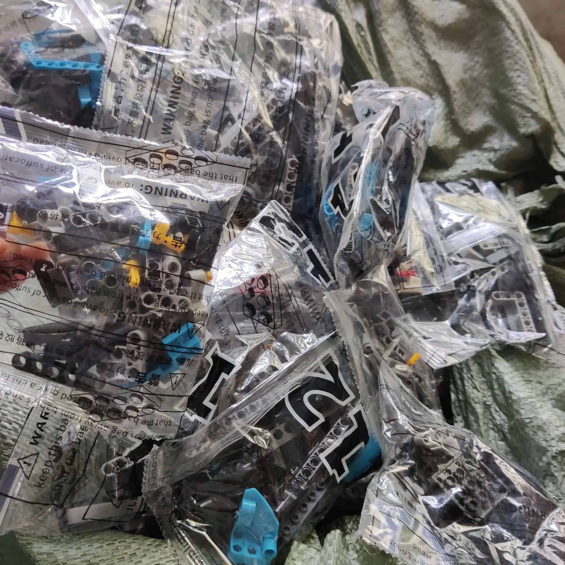 1 kg montering av tekniske klosser, deler, tilbehør, kobling, piggbjelke, teknologideler i flere størrelser, byggeklosser, barneleke